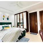Bluo 4Bhk Safdarjung Enclave - Balcony, Lift