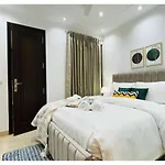 Bluo 4Bhk Safdarjung Enclave - Balcony, Lift